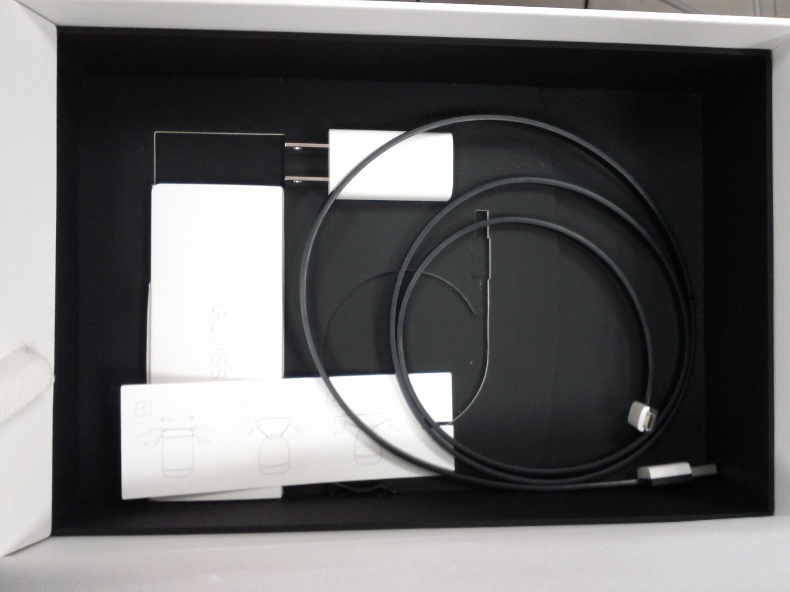 Google Glass 包装盒内的配件