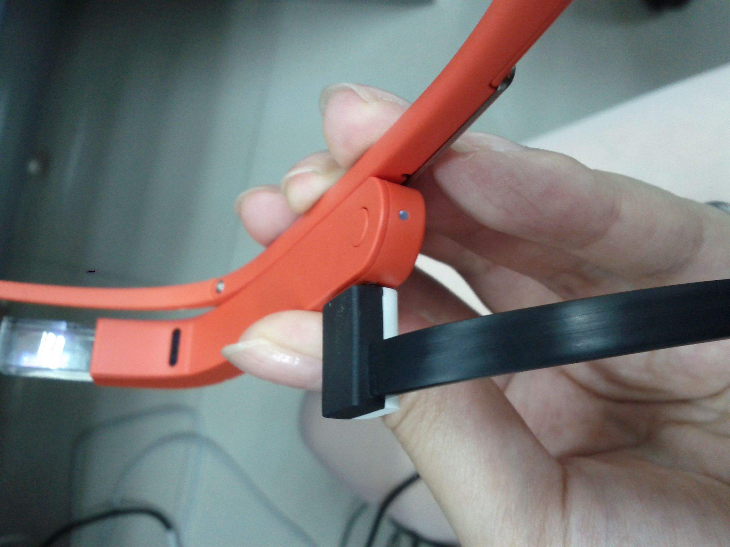Google Glass USB口的位置