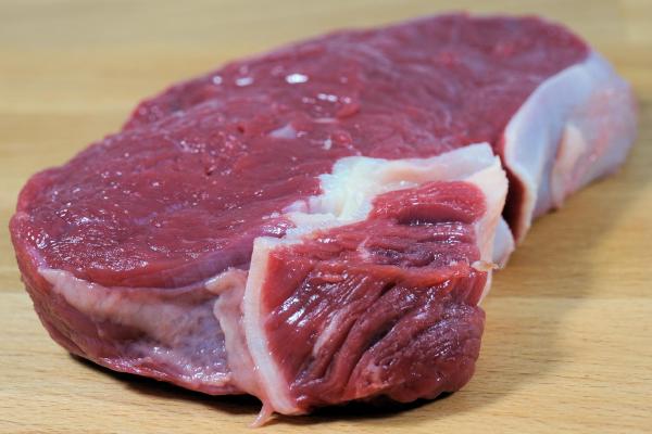 一塊牛肉的四種靈魂：為什麼「怎麼切、怎麼宰」決定了世界各地的餐桌風景？
